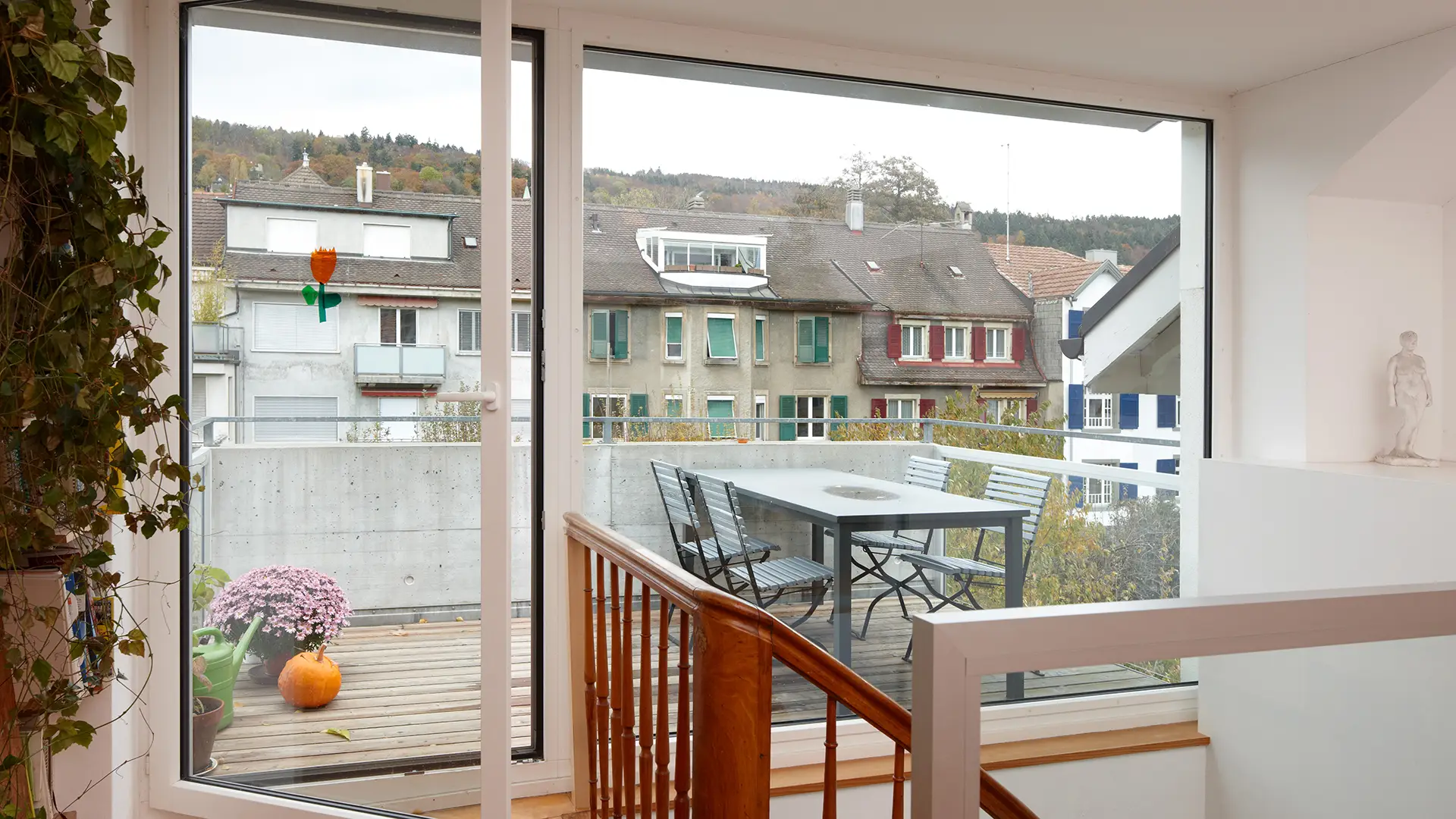 Die Terrasse liegt vor dem Wohnbereich im Dachgeschoss.