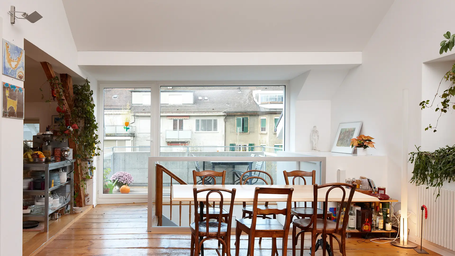 Die Terrasse liegt vor dem Wohnbereich im Dachgeschoss.