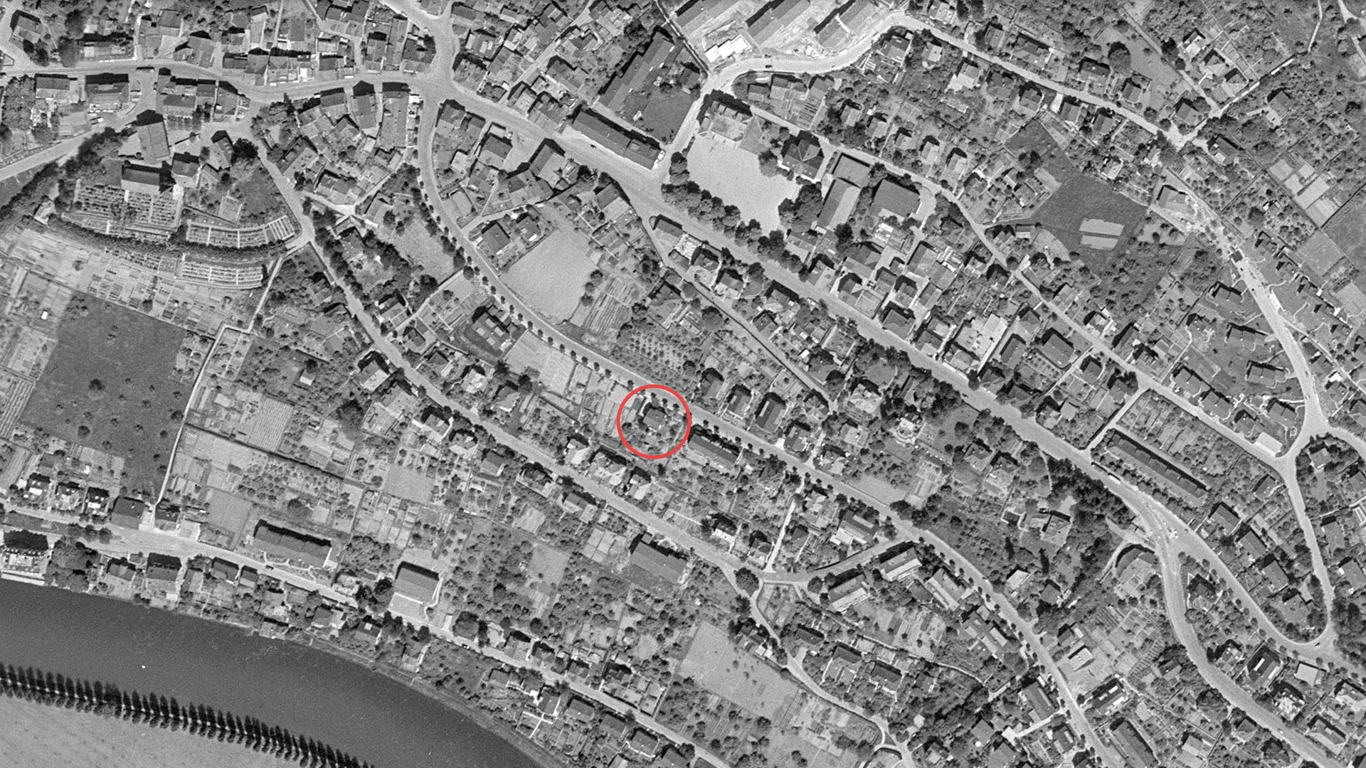 En 1937, lors de la construction de la villa, le village s'est un peu étendu (©&nbsp;swisstopo).