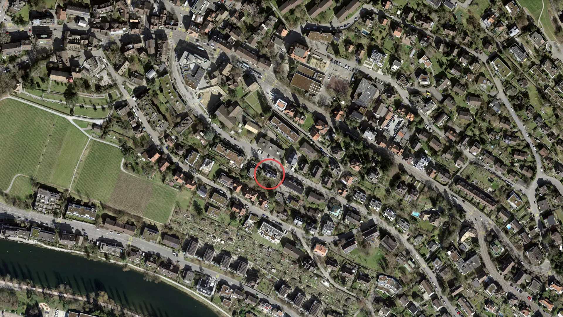 Aujourd'hui, la maison est située dans un tissu bâti continu (©&nbsp;swisstopo).