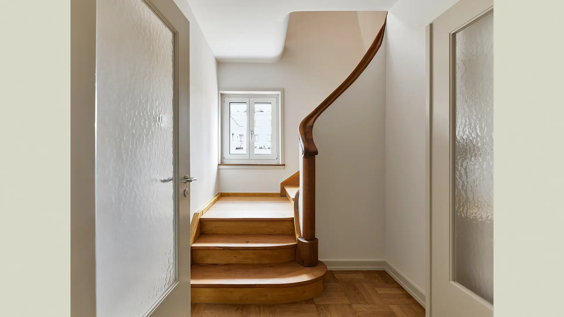 L'escalier en bois existant a été conservé (photographie © Tim Kurz).