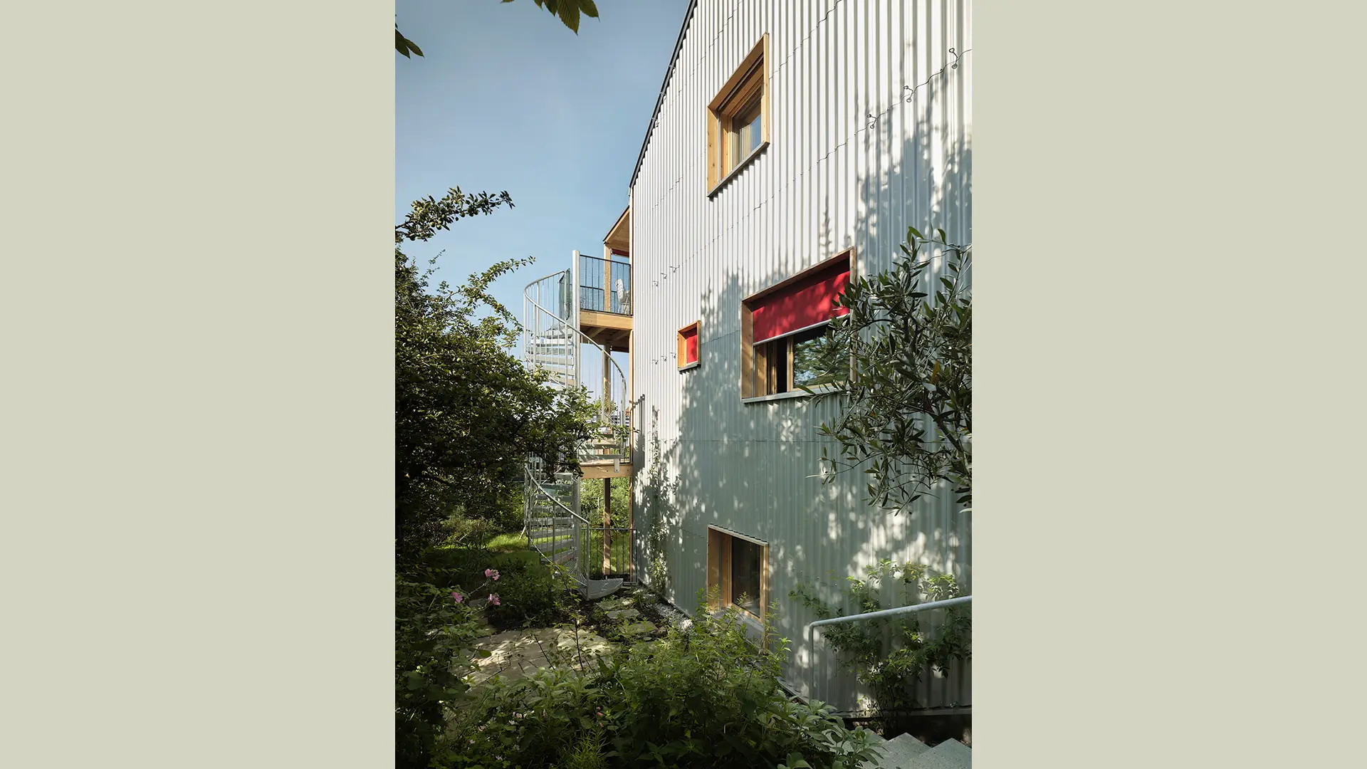 L'escalier extérieur peut servir d'échappatoire (baubüro in situ, photographie © Tim Kurz).